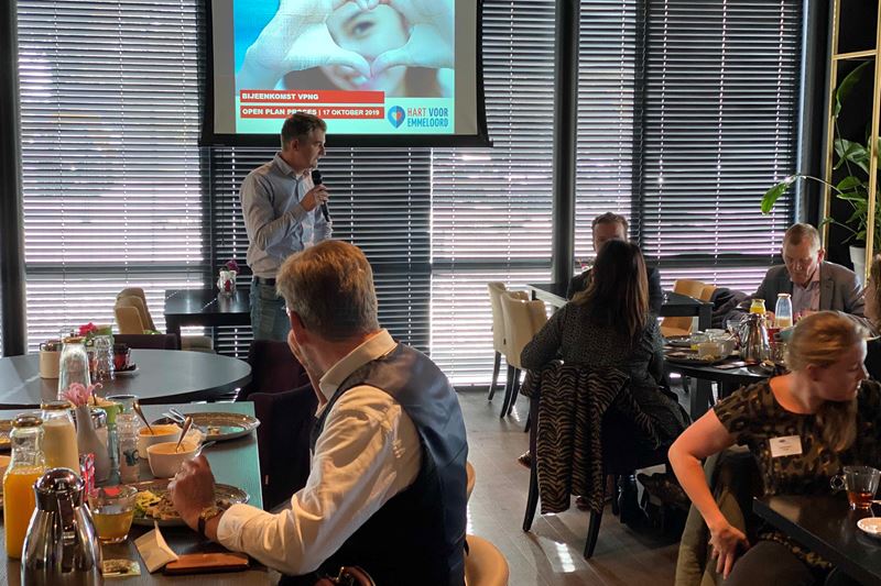 Norman in actie tijdens lunchpresentatie Norman in actie tijdens lunchpresentatie