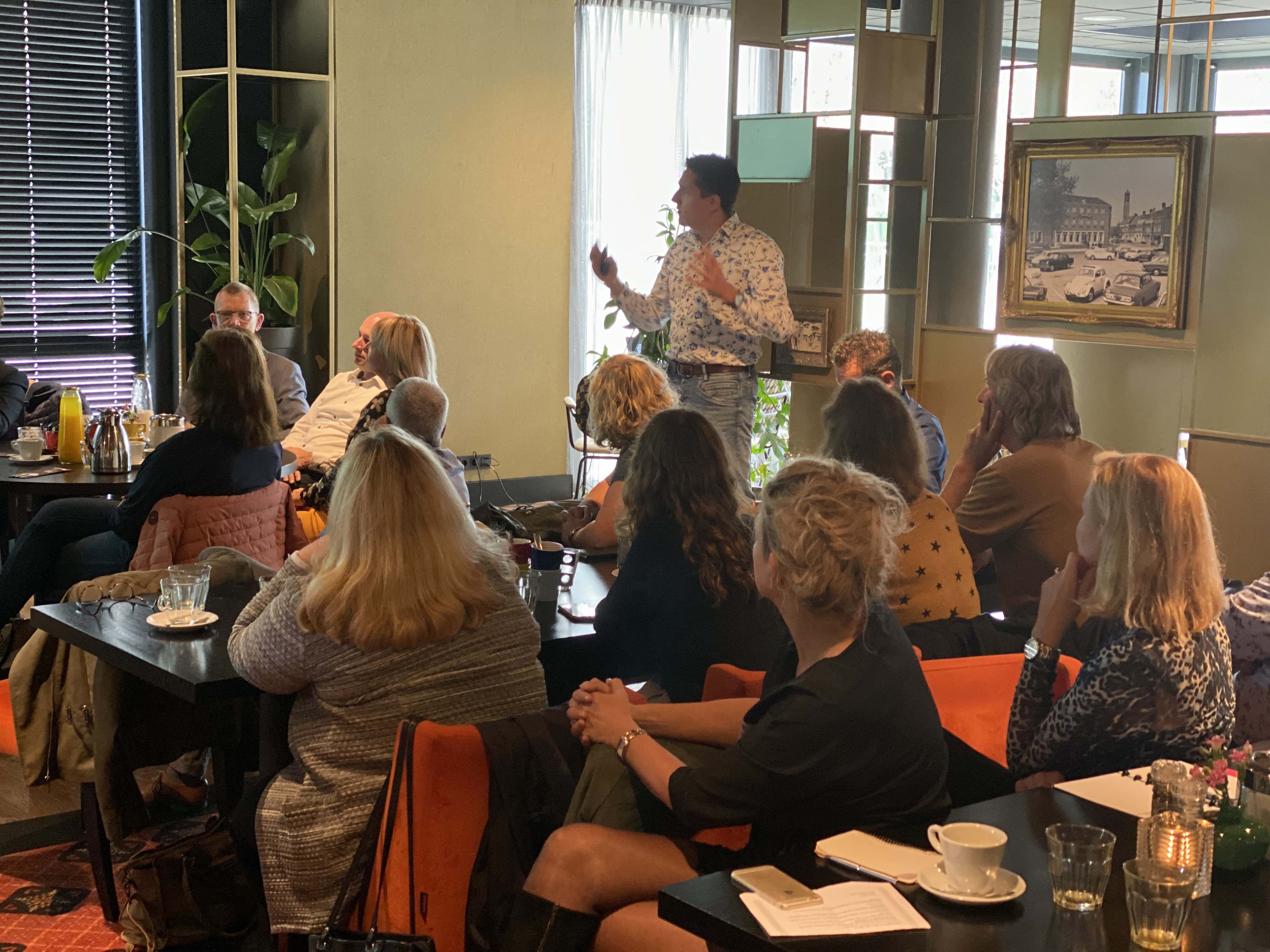 Twan tijdens lunch presentatie